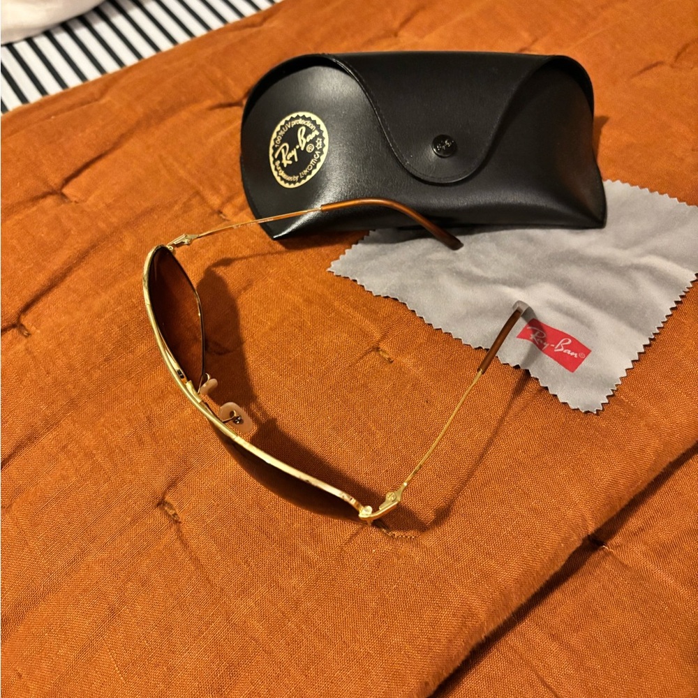 Ray-Ban Classic Gold Aviator Sunglasses - Picture 3 of 11